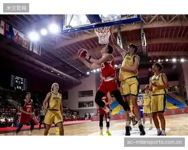 篮球少年扣篮撞上篮板太拼，青春的拼搏在每一个飞跃中绽放